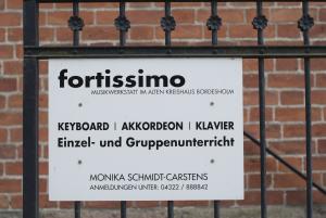 Schild am Eingang der Musikwerkstatt fortissimo Schild am Eingang der Musikwerkstatt fortissimo