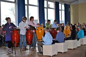 Schülerkonzert mit Rhythmus-Performance Schülerkonzert mit Rhythmus-Performance
