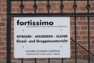 Schild am Eingang der Musikwerkstatt fortissimo